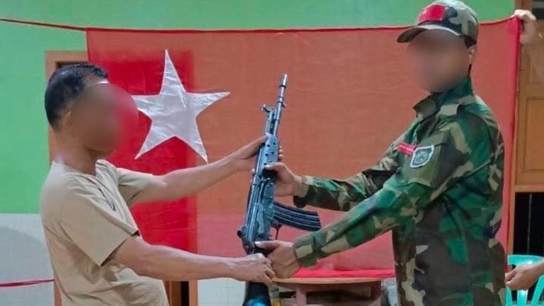 policemen-cdm.jpg PDF တပ်ရင်းများ၊ ပကဖများသို့ ဆက်သွယ်ကာ ၂၀၂၄ ခုနှစ်၊ ဇွန်လအတွင်း ပြည်သူ့ရင်ခွင်သို့ ခိုလှုံခဲ့သည့် စစ်ကောင်စီ တပ်ဖွဲ့ဝင်တစ်ဦးအား တွေ့ရစဉ်။ (Ministry of Defence - National Unity Government of Myanmar)