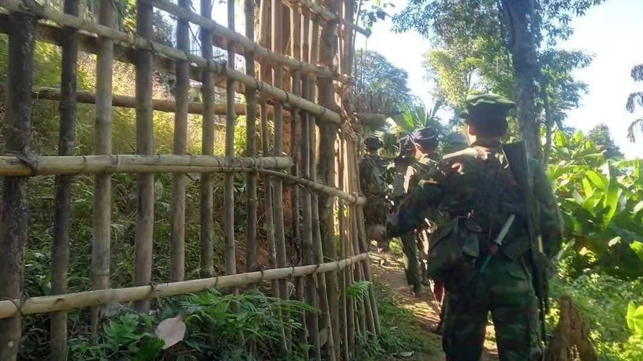 ကချင်ပြည်နယ်၊ ခေါင်လန်ဖူးမြို့နယ် တရုတ်နယ်စပ်အနီးရှိ ပြည်သူ့စစ်စခန်းကို ကချင်လွတ်မြောက်ရေးတပ်မတော် (KIA) ပူပေါင်းအဖွဲ့  ၂၀၂၄ ခုနှစ် ဒီဇင်ဘာလ ၁၅ ရက်နေ့တွင် သိမ်းယူပြီးနောက် တွေ့ရစဥ်။ (Citizen Photo)