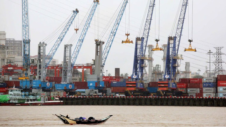 ရန်ကုန်မြို့ရှိ နိုင်ငံတကာ ကုန်တင်ကုန်ချ ဆိပ်ကမ်းအား ၂ဝ၂၁ ခုနှစ်၊ သြဂုတ်လကုန်ပိုင်းက တွေ့ရစဉ်။ (Photo: RFA)
