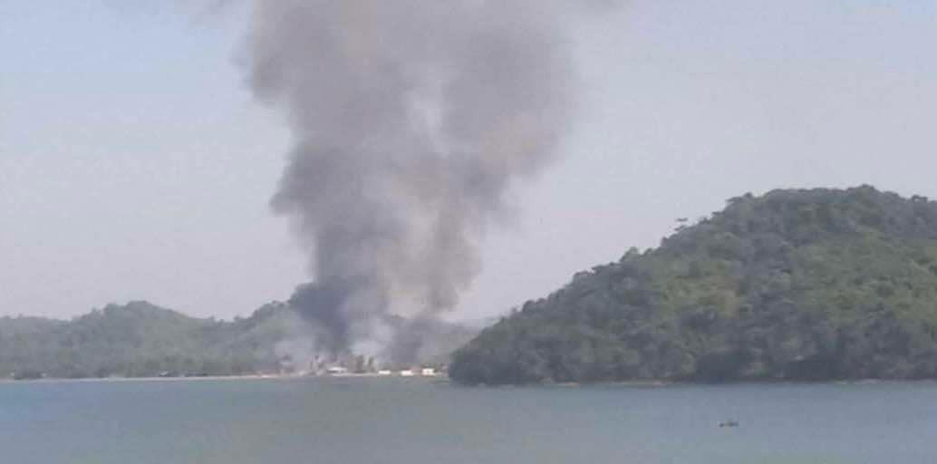 စစ်ကောင်စီ လေကြောင်းဗုံးကြဲမှုကြောင့် မီးလောင်နေသည့် ဧရာဝတီတိုင်း၊ ပုသိမ်မြို့နယ်၊ ဘောမိရွာကို ၂၀၂၅ ခုနှစ် ဇန်နဝါရီ ၁၇ ရက်နေ့က တွေ့ရစဉ်။ (Citizen Photo)