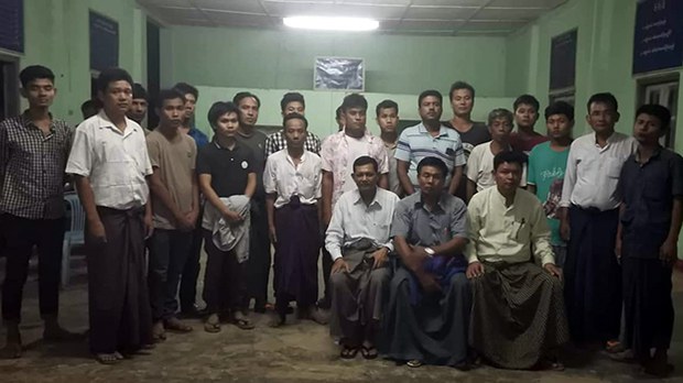 21people-shwenadi-boat-622 21people-shwenadi-boat-622