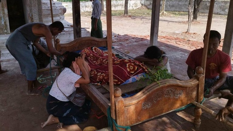 child-02.jpg ၂၀၂၃ ခုနှစ် မေလ ၂၂ ရက်နေ့က စစ်ကိုင်းမြို့နယ်၊ ပဒူတိုက်နယ်တွင် စစ်ကြောင်းထိုးလာသည့် စစ်ကောင်စီတပ်ဖွဲ့ကို ရှောင်ရင်း အုတ်တံတိုင်းပိပြီး သေဆုံးသွားသော အသက် ငါးနှစ်အရွယ် မောင်ကောင်းသန့်၏ ဈာပန။ (Photo: Citizen Journalist)