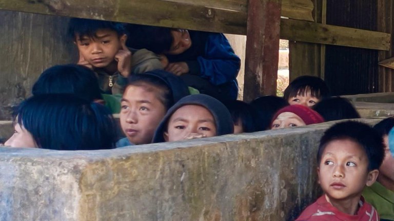 children-01.jpg ရှမ်းပြည်နယ်၊ ဖယ်ခုံမြို့နယ် လအိကျေးရွာအနီးတွင် စစ်တိုက်လေယာဉ်တစ်စီး ပျံဝဲနေချိန် ပုန်းရှောင်နေကြသည့် ကလေးတချို့အား ၂၀၂၃ ခုနှစ် ဇန်နဝါရီလ ၁၀ ရက်နေ့ကတွေ့ရစဉ်။ (Photo: Union of Karenni State Youth)