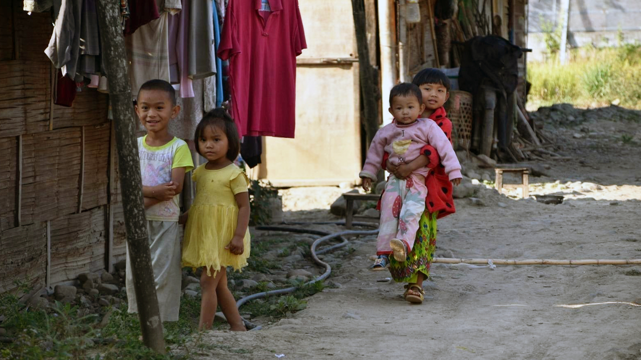 တရုတ်-မြန်မာနယ်စပ် ဖိုင်းကောင်းရွာအနီးက စစ်ဘေးဒုက္ခသည် ကလေးငယ်မျာကို ၂၀၂၁ နိုဝင်ဘာလ ၂၅ ရက်နေ့က တွေ့ရစဉ် (MPA Photo)