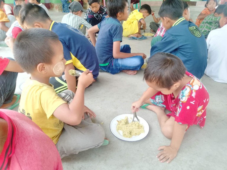 ကယားပြည်နယ်မှ စစ်ဘေးဒုက္ခသည် ကလေးငယ်များအား ၂၀၂၃ ခုနှစ် ဧပြီလ ၃၀ ရက်နေ့က တွေ့ရစဉ်။ (ဓာတ်ပုံ - ကရင်နီပြည် စစ်ဘေးရှောင် ကူညီစောင့်ရှောက်ရေးကွန်ရက်)