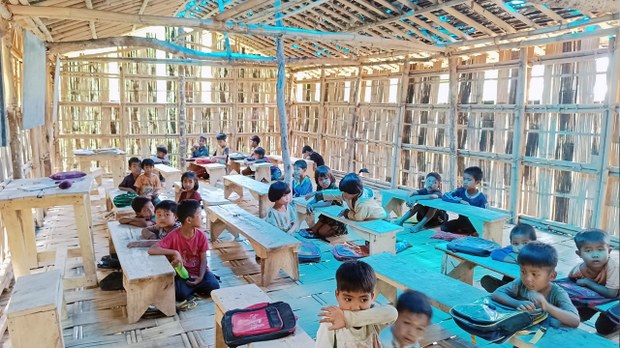 ချင်းပြည်နယ်က ကလေးငယ်တွေ လေကြောင်းအန္တရာယ်ကြား စာသင်နေရ ချင်းပြည်နယ်က ကလေးငယ်တွေ လေကြောင်းအန္တရာယ်ကြား စာသင်နေရ