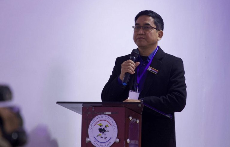၂၀၂၄ ခုနှစ် ဇန်နဝါရီလ ၃၀ ရက်နေ့နဲ့ ၃၁ ရက်နေ့က ကျင်းပပြုလုပ်ခဲ့သည့် ချင်းပြည်ကောင်စီ ဒုတိယအကြိမ်အစည်းအဝေးကို  တက်ရောက်လည့် ချင်းပြည်ကောင်စီ ဥက္ကဋ္ဌ ပူးဇင်ကျုံးအား တွေ့ရစဉ်။ (Photo : Chinland Council)