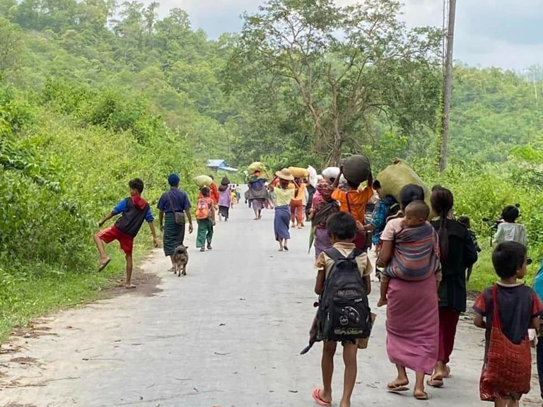 ၂ဝ၂၂ ခုနှစ် ဇွန်လ ၁၄ ရက်နေ့က စစ်ကောင်စီတပ်နှင့် ချင်းကာကွယ်ရေးတပ် (CDF) ကန်ပက်လက်တို့ကြား ဖြစ်ပွားသည့် တိုက်ပွဲကြောင့် ထွက်ပြေးတိမ်းရှောင်နေကြသော ချင်းပြည်နယ်၊ ကန်ပက်လက်ဒေသခံများ။ (ဓာတ်ပုံ - ကန်ပက်လက်မြို့ ပြည်သူ့အုပ်ချုပ်ရေးအဖွဲ့)