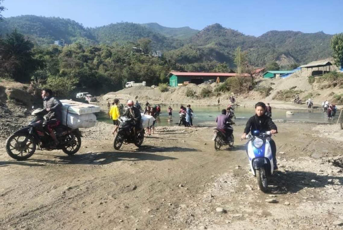 (မြန်မာ-အိန္ဒိယနယ်စပ်မှာ သွားလာနေသူတွေကို ၂၀၂၂ မတ်လ ၅ ရက်နေ့တွင် တွေ့ရစဥ်) Photo: CJ