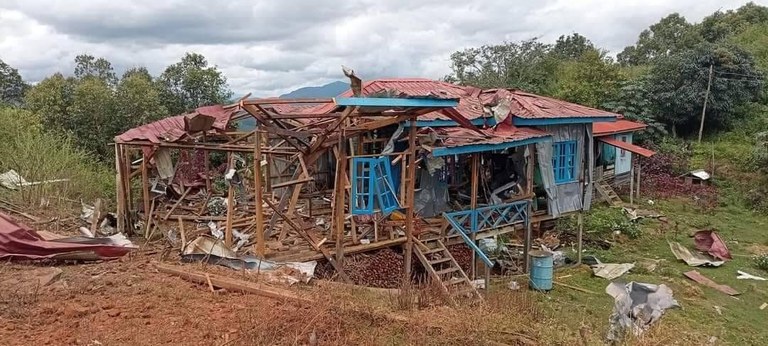 စစ်ကောင်စီ လေကြောင်းတိုက်ခိုက်မှုကြောင့် ပျက်စီးသွားသည့် ချင်းပြည်နယ် ခွာဖိုရွာမှ နေအိမ်တစ်လုံးကို ၂၀၂၃ ခုနှစ် ဩဂုတ်လ ၁၄ ရက်နေ့က တွေ့ရစဉ်။ (Photo: Citizen Journalist)