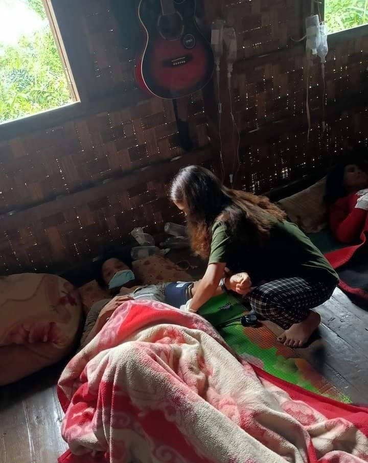 မင်းတပ်မြို့နယ် ပန်းသွယ်ရွာမှ ဝမ်းရောဂါ ကူးစက်ခံရသည့်လူနာအား ဆေးကုသပေးနေသည်ကို  ၂၀၂၄ ခုနှစ် ဇွန်လ ၂၈ ရက်နေ့က တွေ့ရစဉ်။ (Citizen Photo)