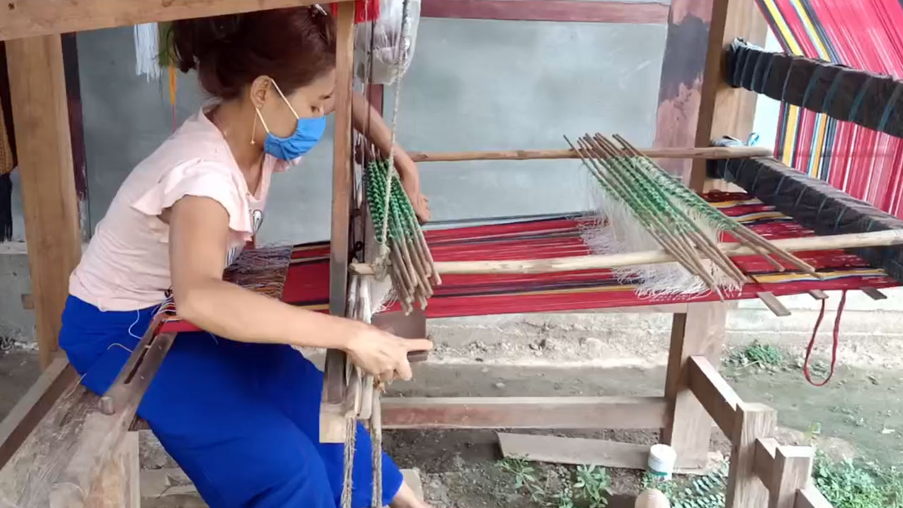 မကွေးတိုင်း ဂန့်ဂေါမြို့နယ် မောက်ရွာရှိ ရက်ကန်းစင်တစ်ခုတွင် ရက်ကန်းခတ်နေသူတစ်ဦးအား ၂၀၂၃ ခုနှစ်၊ ဇွန်လ ၁၂ ရက်နေ့က တွေ့ရစဉ်။ (Photo: RFA)