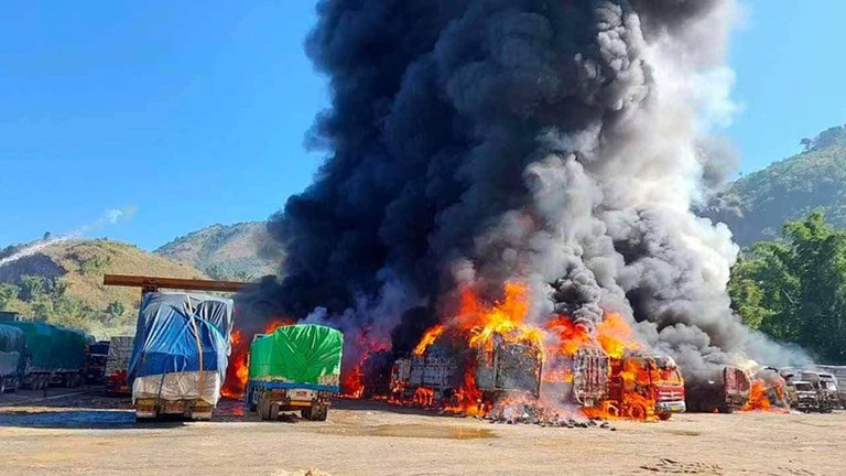 ၂၀၂၃ ခုနှစ် နိုဝင်ဘာ ၂၃ ရက်နေ့က မြန်မာ-တရုတ်နယ်စပ် ကျင်စန်းကျော့ ကုန်သွယ်ရေးစခန်း မီးလောင်နေသည့် မြင်ကွင်း။ (Photo: Citizen Journalist)