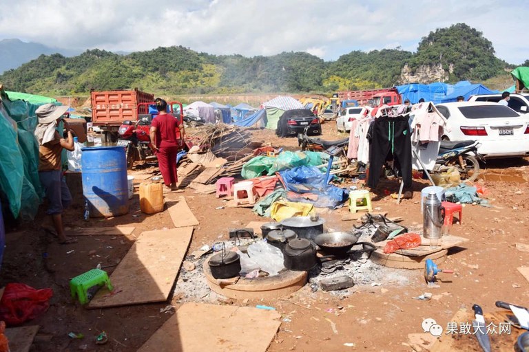 စစ်ကောင်စီတပ်နှင့် MNDAA ကိုးကန့်တပ်တို့ကြား တိုက်ပွဲများကြောင့် တရုတ်-မြန်မာ နယ်စပ်ခြံစည်းရိုးမျဉ်း BP-125 အနီးတွင် စစ်ဘေးရှောင်နေကြသည့် ဒုက္ခသည်စခန်းအား ၂၀၂၃ ခုနှစ် နိုဝင်ဘာလ ၂၂ ရက်နေ့က တွေ့ရစဉ်။ (Photo: Kokang news)