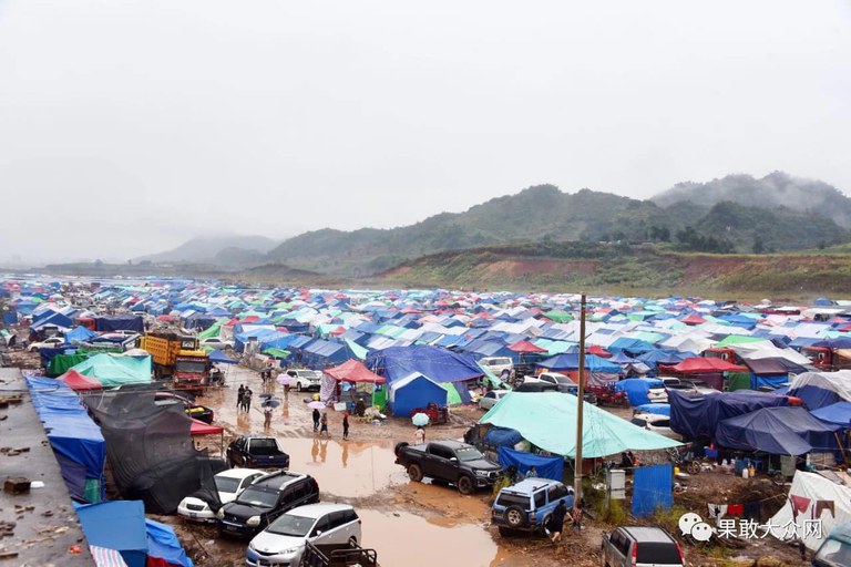 စစ်ကောင်စီတပ်နှင့် MNDAA ကိုးကန့်တပ်တို့ကြား တိုက်ပွဲများကြောင့် တရုတ်-မြန်မာ နယ်စပ်ခြံစည်းရိုးမျဉ်း BP-125 အနီးတွင် စစ်ဘေးရှောင်နေကြသည့် ဒုက္ခသည်စခန်းအား ၂၀၂၃ ခုနှစ် နိုဝင်ဘာလ ၂၂ ရက်နေ့က တွေ့ရစဉ်။ (Photo: Kokang news)