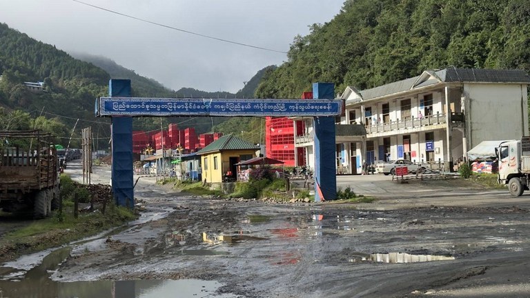 ကချင်ပြည်နယ်၊ ဝိုင်းမော်မြို့နယ်၊ တရုတ်-မြန်မာ နယ်စပ်ကုန်သွယ်ရေးဂိတ်ဖြစ်သည့် ကန်ပိုက်တီမြို့ ကုန်သွယ်ရေးစခန်းကို ၂၀၂၃ ခုနှစ် ဇူလိုင်လ ၂ ရက်နေ့က တွေ့ရစဉ်။ (Photo: RFA)