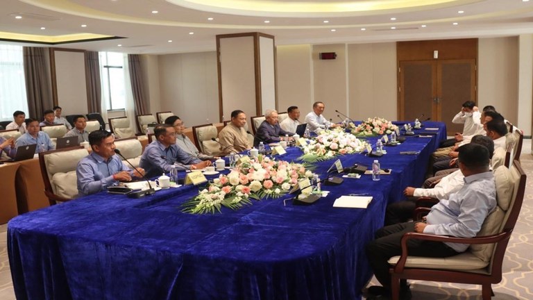 စစ်ကောင်စီ ကိုယ်စားလှယ်များနှင့် MNDAA၊ TNLA၊ AA ကိုယ်စားလှယ်အဖွဲ့ ရှမ်းပြည်နယ် (အရှေ့ပိုင်း)၊ မိုင်းလားမြို့တွင် ၂၀၂၃ ခုနှစ် ဇွန်လ ၁ ရက်နေ့က တွေ့ဆုံဆွေးနွေးခဲ့စဉ်။ (Photo: Myanmar Military)