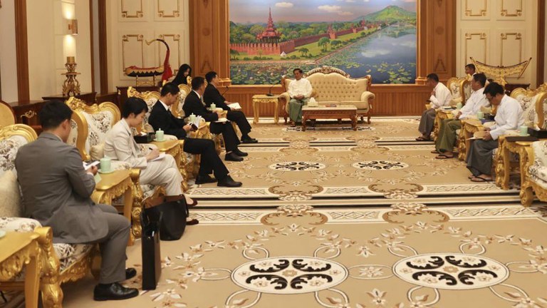 စစ်ကောင်စီဥက္ကဋ္ဌ ဗိုလ်ချုပ်မှူးကြီး မင်းအောင်လှိုင်နှင့် တရုတ်နိုင်ငံခြားရေးဝန်ကြီးဌာန အာရှရေးရာအထူးကိုယ်စားလှယ် မစ္စတာတိန့်ရှီကျွန်းတို့ ၂၀၂၄ ခုနှစ်၊ သြဂုတ်လ ၈ ရက်နေ့က နေပြည်တော်တွင်တွေ့ဆုံစဥ်။ (Photo : Myanmar Military)