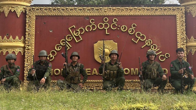၂၀၂၄ ခုနှစ်၊ သြဂုတ်လ ၃ ရက်နေ့တွင် အရှေ့မြောက်တိုင်းစစ်ဌာနချုပ်ကို ကိုးကန့်တပ်မတော် (MNDAA) နှင့် ပူးပေါင်းတပ်ဖွဲ့ သိမ်းယူပြီးချိန် MNDAA တပ်ဖွဲ့ဝင်အချို့အား တွေ့ရစဉ်။ (Photo: Facebook/ 果敢资讯网)