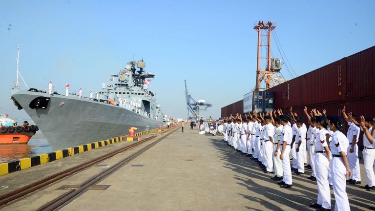 ရုရှားရေတပ်ဦးစီးချုပ် Admiral Nikolai A.EVMENOV ဦးဆောင်သော ချစ်ကြည်ရေးကိုယ်စားလှယ်အဖွဲ့နှင့် ရုရှားရေတပ်မှ ရေကြောင်းလုံခြုံရေးဆိုင်ရာ လေ့ကျင့်ခန်း ဆောင်ရွက်ရန်နှင့် ချစ်ကြည်ရေးခရီးလည်ပတ်ရန် ရောက်ရှိနေသည့် စစ်ရေယာဉ်များ ပြန်လည်ထွက်ခွာသွားသည်ကို ၂၀၂၃ ခုနှစ်၊ နိုဝင်ဘာလ ၇ ရက်နေ့ကတွေ့ရစဉ်။ (Photo: Myanmar Military)