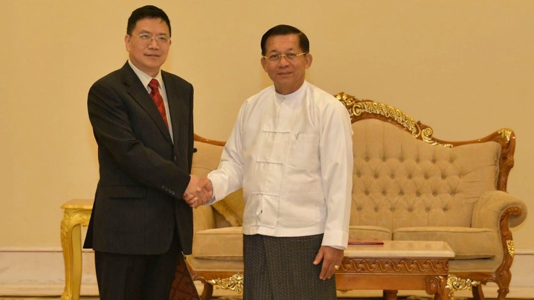 စစ်ကောင်စီခေါင်းဆောင် ဗိုလ်ချုပ်မှူးကြီး မင်းအောင်လှိုင်နှင့် တရုတ်နိုင်ငံခြားရေးဝန်ကြီးဌာန အာရှရေးရာ အထူးကိုယ်စားလှယ် Mr. Deng Xijun တို့ ၂၀၂၃ ခုနှစ် မတ်လ ၆ ရက်က နေပြည်တော်တွင် တွေ့ဆုံခဲ့စဉ်။ (Photo: Myanmar Military)