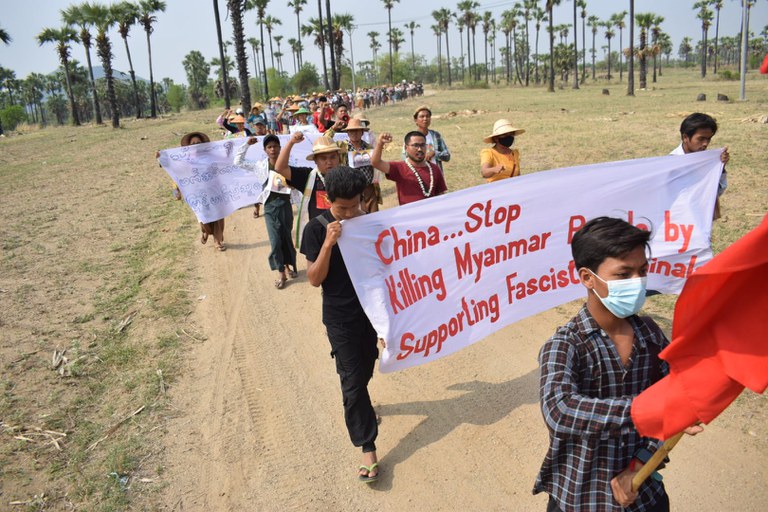 protest စစ်ကောင်စီအား ထောက်ခံနေသည့် တရုတ်အစိုးရကို ဆန့်ကျင်ကြောင်း ယင်းမာပင်၊ ဆားလင်းကြီး ရွာပေါင်းစုံ သပိတ်စစ်ကြောင်း ၂၀၂၃ ခုနှစ် မေလ ၈ ရက်နေ့က ဆန္ဒပြခဲ့စဉ်။ (Photo: Citizen Journalist)