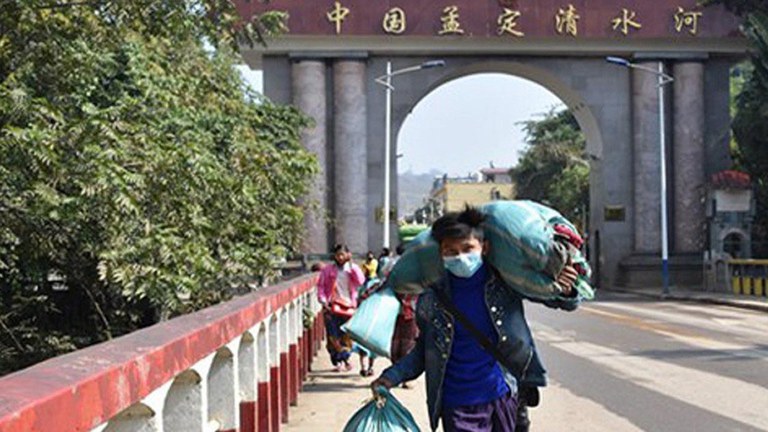 nan-thit ကိုးကန့်ကိုယ်ပိုင်အုပ်ချုပ်ခွင့်ရဒေသ ချင်းရွှေဟော်နယ်စပ်မှာ တရုတ်ပြည်က ပြန်လာသူများအား ၂၀၂၀ ခုနှစ်၊ ဖေဖော်ဝါရီလက တွေ့ရစဥ်။ (RFA Photo)