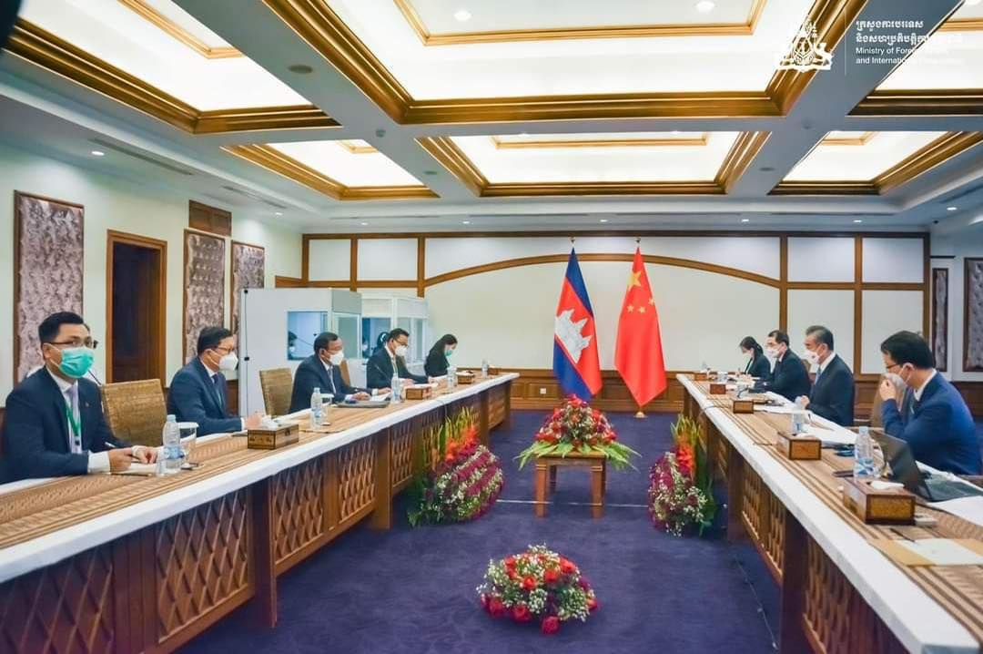 အာဆီယံအထူးသံ Prak Sokhonn နှင့် တရုတ်နိုင်ငံခြားရေးဝန်ကြီး မစ္စတာ ဝမ်ယိ တို့ ၂၀၂၂ ခုနှစ် ဇူလိုင် ၃ ရက်နေ့မှာ ပုဂံမြို့တွင် တွေ့ဆုံဆွေးနွေးစဥ် (Photo : MOFA - Cambodia)