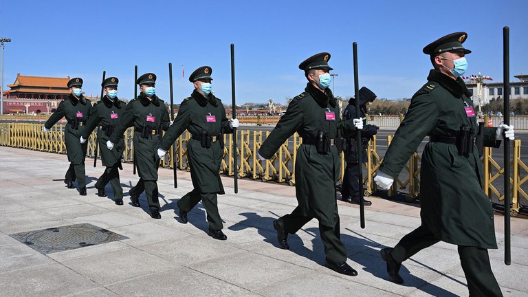 တရုတ်ပြည်သူ့လွတ်မြောက်ရေးတပ် (PLA) တပ်ဖွဲ့ဝင်အချို့အား တရုတ်နိုင်ငံ၊ ဘေဂျင်းမြို့တွင် ၂၀၂၄ ခုနှစ်၊ မတ်လ ၆ ရက်နေ့က တွေ့ရစဉ်။ (Photo:  JADE GAO / AFP)