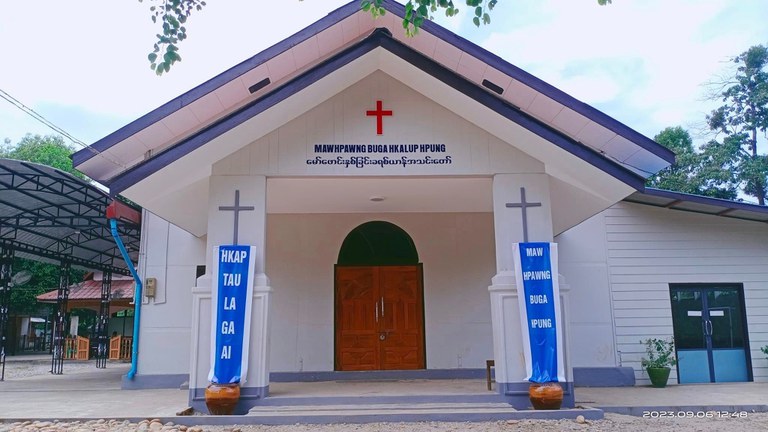 မြစ်ကြီးနားမြို့နယ် အောက်မော်ဖောင်းရွာမှ ကချင် နှစ်ခြင်းခရစ်ယာန် ဘုရားကျောင်းအား ၂၀၂၃ ခုနှစ်၊ စက်တင်ဘာလ ၆ ရက်နေ့က တွေ့ရစဉ်။ (ဓာတ်ပုံ - မော်ဖောင်းနှစ်ခြင်းအသင်းတော် - ဖေ့စ်ဘွတ်ခ်)