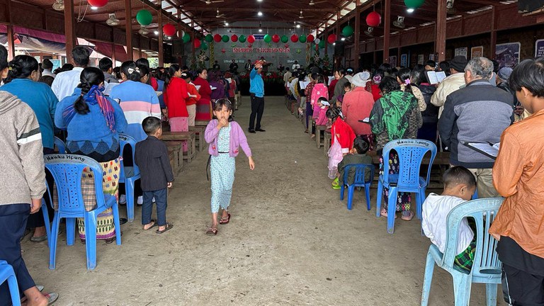 ကချင်ပြည်နယ်၊ ဝိုင်းမော်မြို့နယ် မိုင်းနား (KBC) စစ်ဘေးဒုက္ခသည်စခန်းတွင် ၂၀၂၃ ခုနှစ်၊ ဒီဇင်ဘာလ ၂၅ ရက်နေ့က ခရစ္စမတ်နေ့ အထိမ်းမှတ် ဆုတောင်းပွဲ ပြုလုပ်ခဲ့စဉ်။ (Photo: RFA)