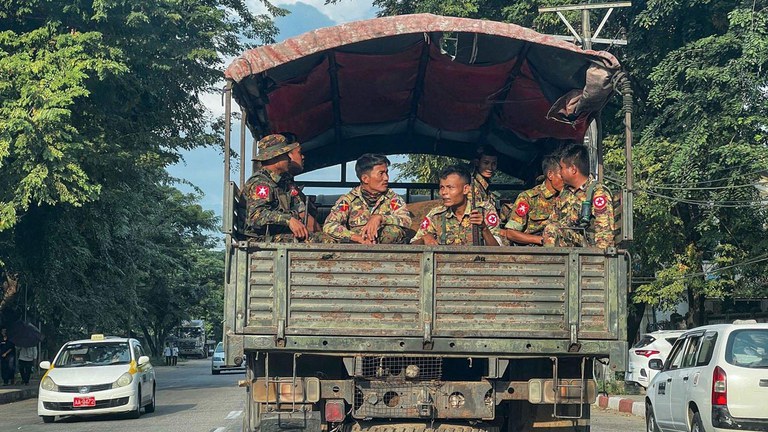 ရန်ကုန်မြို့အတွင်း ကင်းလှည့်နေသည့် စစ်ကောင်စီတပ်သားတချို့အား ၂ဝ၂၃ ခုနှစ် ဒီဇင်ဘာလ ၄ ရက်နေ့က တွေ့ရစဉ်။ (AFP Photo)