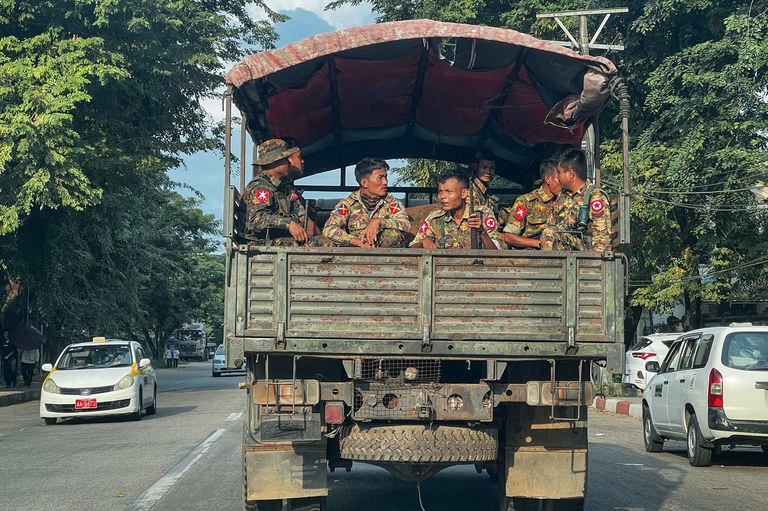 ရန်ကုန်မြို့အတွင်း ကင်းလှည့်နေသည့် စစ်ကောင်စီတပ်သားတချို့အား ၂ဝ၂၃ ခုနှစ် ဒီဇင်ဘာလ ၄ ရက်နေ့က တွေ့ရစဉ်။ (Photo: AFP)