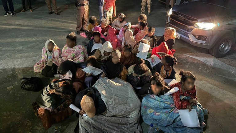 ထိုင်းနိုင်ငံ ဖက်ချာဘွန်းခရိုင် (Phetchabun) မှာ လူကုန်ကူးခံရပြီး စွန့်ပစ်ထားခဲ့သည့် မြန်မာနိုင်ငံသား ၅၇ ဦးအား ၂၀၂၅ ခုနှစ်၊ ဖေဖော်ဝါရီလ ၁၀ ရက်နေ့က တွေ့ရစဉ်။(khaosodenglish.com Photo)