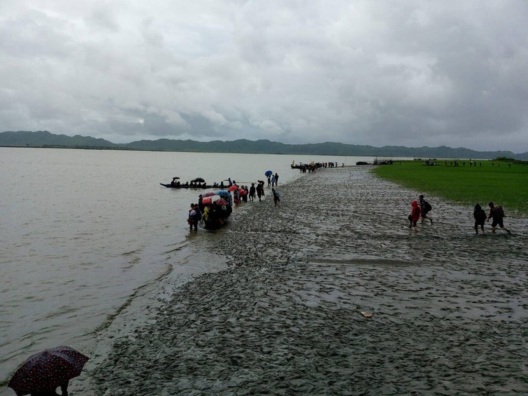 ပေါက်တောမြို့တွင် ရက္ခိုင့်တပ်တော် (AA) နှင့် စစ်ကောင်စီတပ် တိုက်ပွဲကြောင့် ထွက်ပြေးတိမ်းရှောင်နေရသည့် စစ်ဘေးဒုက္ခသည်များအား ၂၀၂၃ ခုနှစ် နိုဝင်ဘာလ ၁၇ ရက်နေ့က တွေ့ရစဉ်။ (Photo: Narinjara)