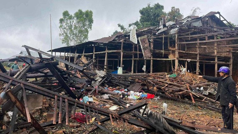 နမ့်ခမ်းမြို့နယ် ဟိုနားကျေးရွာ လေကြောင်းတိုက်ခိုက်ခံရမှုကြောင့် ထိခိုက်ပျက်စီးသွားသည့် နေအိမ်တချို့ကို ၂၀၂၃ ခုနှစ် ဒီဇင်ဘာလ ၇ ရက်နေ့က တွေ့ရစဉ်။(Photo: Citizen Journalist)
