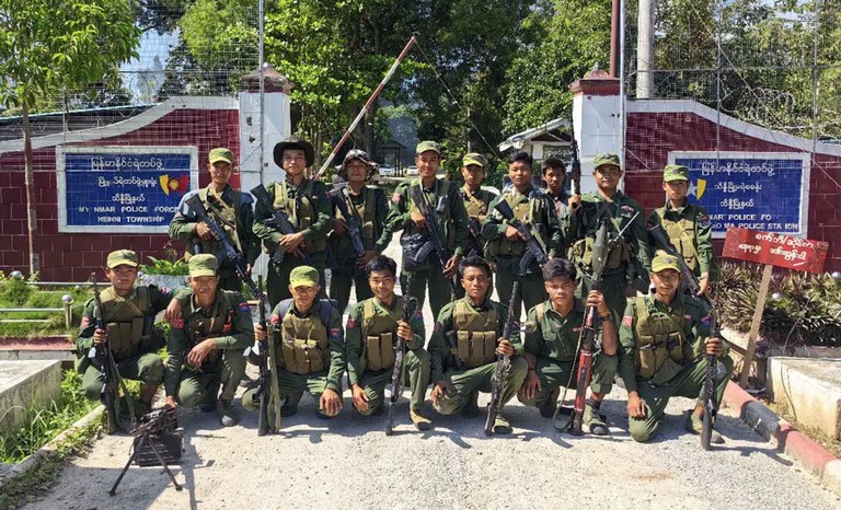 ၂ဝ၂၃ ခုနှစ် အောက်တိုဘာလ ၃ဝ ရက်နေ့က သိန္နီမြို့နယ် ရဲစခန်းကို သိမ်းယူအပြီး ကိုးကန့်တပ်မတော် (MNDAA)မှ တပ်ဖွဲ့ဝင်များ ရဲစခန်းရှေ့ နေရာယူထားသည့်မြင်ကွင်းအား MNDAA အဖွဲ့မှ ထုတ်ပြန်စဉ်။ (Photo: The Kokang)