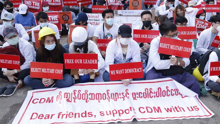 အကြမ်းမဖက် အာဏာဖီဆန်ရေးလှုပ်ရှားမှုတွင် ပါဝင်ခဲ့ကြသည့် ရန်ကုန်မြို့မှ ဆရာဝန်တချို့အား ၂၀၂၁ ခုနှစ် ဖေဖော်ဝါရီလ ၁၅ ရက်နေ့က တွေ့ရစဉ်။ (Photo: RFA)