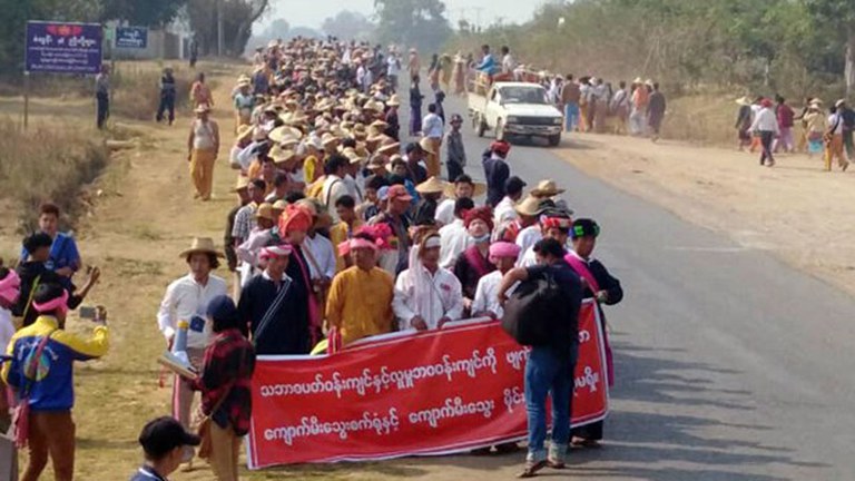 ရှမ်းပြည်နယ် တောင်ပိုင်း ပင်လောင်းမြို့နယ်ရှိ တီကျစ် ကျောက်မီးသွေးစက်ရုံနှင့် ကျောက်မီးသွေးမိုင်းကို အပြီးပိတ်ပေးဖို့ တီကျစ်ဒေသတွင် ၂၀၁၉ ခုနှစ် ဧပြီလ ၆ ရက်နေ့က ဆန္ဒပြတောင်းဆိုခဲ့ကြစဉ်။ (Photo: Aung Kyaw Moe)