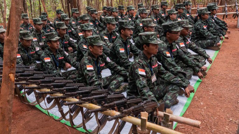 ဗမာပြည်သူ့လွတ်မြောက်ရေးတပ်တော်(BPLA)၏ အကြပ်သင်တန်း အပတ်စဉ်(၁) သင်တန်းဆင်းပွဲကို ၂၀၂၃ ခုနှစ် မေလ ၁၁ ရက်နေ့တွင် တွေ့ရစဉ်။ (Credit - BPLA)