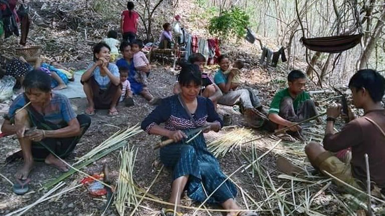 chin-refugees တိုက်ပွဲကြောင့် ထွက်ပြေးတိမ်းရှောင်လာကြသည့် ချင်းပြည်နယ် မင်းတပ်မြို့နယ်မှ စစ်ဘေးဒုက္ခသည်များအား ၂၀၂၁ ခုနှစ်၊ မေလက တောတွင်းတစ်နေရာတွင် တွေ့ရစဉ်။ (Photo: Citizen Journalist)