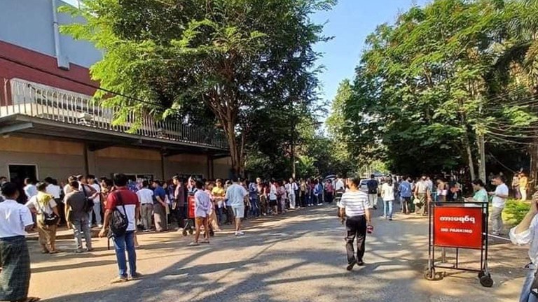 ရန်ကုန်မြို့ရှိ ထိုင်းသံရုံးရှေ့တွင် ပြည်ဝင်ခွင့်ဗီဇာ လျှောက်ထားရန် တန်းစီနေသူများအား ၂၀၂၄ ခုနှစ်၊ ဖေဖော်ဝါရီလ ၁၄ ရက်နေ့က တွေ့ရစဉ်။ (Photo:  Citizen Journalist)