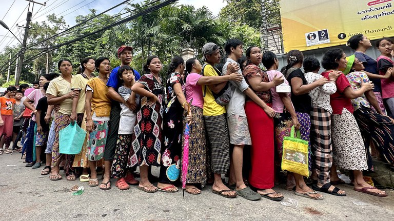 အောင်သမာဓိရွှေဆိုင်ကဝေတဲ့ အစားအသောက်တွေရဖို့ ရန်ကုန်တိုင်း၊ ဗဟန်းမြို့နယ် ရွှေဂုံတိုင်လမ်းမကြီးပေါ်မှာ စီတန်းစောင့်ဆိုင်းနေကြသူတွေကို ၂၀၂၃ စက်တင်ဘာ ၂၄ ရက်နေ့က တွေ့ရစဉ်။ (Photo: RFA)