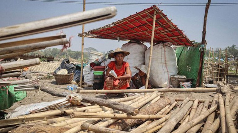 စစ်တွေမြို့ အာဂျိတ်တော်ကုန်းတွင် ၂၀၂၂ ခုနှစ်၊ မတ်လ ၁၀ ရက်နေ့က စစ်ကောင်စီလုံခြုံရေးတပ်ဖွဲ့ဝင်များ ဖျက်ဆီးခဲ့သည့် ကျူးကျော်နေအိမ်များကို တွေ့ရစဉ်။ (Photo: RFA)
