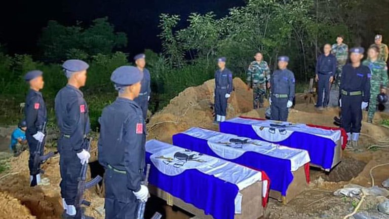 ဟားခါး - ထန်တလန်အကြားတိုက်ပွဲတွင် သေဆုံးခဲ့သည့် ချင်းတော်လှန်ရေး ရဲဘော် သုံးဦးအား ထန်တလန်မြို့နယ် တစ်‌နေရာတွင် ၂၀၂၃ ခုနှစ် ဩဂုတ် ၁၇ ရက်နေ့က သင်္ဂြိုဟ်နေစဉ်။ (Photo: Citizen Journalist)