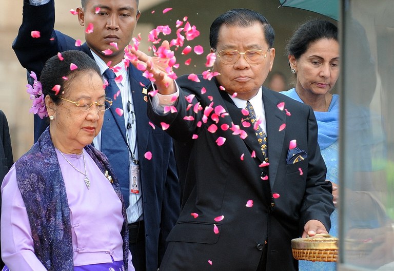 ၂ဝ၁ဝ ပြည့်နှစ် ဇူလိုင်လ ၂၇ ရက်နေ့က အိန္ဒိယနိုင်ငံ၊ နယူးဒေလီခရီးစဉ်အတွင်း တွေ့ရသည့် ဗိုလ်ချုပ်မှူးကြီး သန်းရွှေနှင့် ဇနီး ဒေါ်ကြိုင်ကြိုင်။ (Photo: AFP)