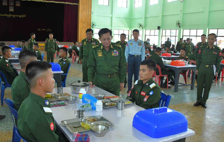 ၂ဝ၂၂ ခုနှစ် အောက်တိုဘာလ ၁၆ ရက်နေ့က ပြင်ဦးလွင်မြို့ တပ်မတော်နည်းပညာတက္ကသိုလ် ဗိုလ်လောင်းသင်တန်း အမှတ်စဉ် (၂၅) စစ်လက်ရုံးရွေးချယ်ပွဲကို  တက်ရောက်လာသည့် ဗိုလ်ချုပ်မှူးကြီး မင်းအောင်လှိုင်။ (Photo: Myanmar Military)