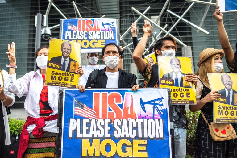 moge01.jpg အမေရိကန်သမ္မတ ဂျိုးဘိုင်ဒင်၏ ဂျပန်နိုင်ငံခရီးစဉ်မတိုင်ခင် ၂၀၂၂ ခုနှစ် မေလ ၂၂ ရက်က မြန်မာ့ရေနံနှင့် သဘာဝဓာတ်ငွေ့လုပ်ငန်း (MOGE)ကို ပိတ်ဆို့အရေးယူရန် တိုကျိုမြို့ရောက် မြန်မာနိုင်ငံသားများက အမေရိကန်အစိုးရအား ဆန္ဒပြတောင်းဆိုကြစဉ်။ (Photo: AFP)