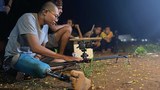 ကင်မရာကိုင်ရင်း အာဏာရှင်ဆန့်ကျင်တော်လှန်နေသူတစ်ဦး