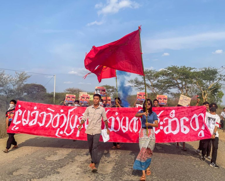 စစ်ကိုင်းတိုင်း၊ အရာတော်မြို့နယ်တွင် ဒေါ်အောင်ဆန်းစုကြည် မွေးနေ့အကြိုအဖြစ် စစ်အာဏာရှင်ဆန့်ကျင်ရေး ဆန္ဒပြလှုပ်ရှားမှုအား ၂၀၂၄ ခုနှစ်၊ ဇွန်လ ၁၇ က်နေ့က ပြုလုပ်ခဲ့စဉ်။ (အရာတော်မြို့နယ် လူထုသပိတ်တိုက်ပွဲဦးဆောင်ကော်မတီ ဓာတ်ပုံ)